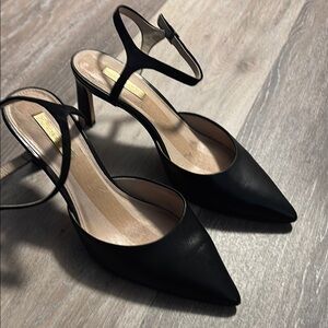 Louise et Cie Black Heels Sleek Design